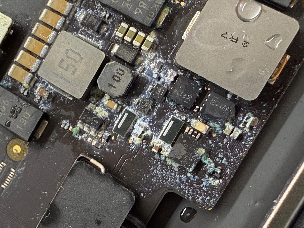 MacBook M1 Wasserschaden MacBook Wasserschaden Reparatur Berlin MacBook Air M1 Wasserschaden MacBook Pro M1 Wasserschaden MacBook M1 Mainboard Reparatur MacBook startet nicht nach Wasserschaden MacBook Flüssigkeitsschaden Reparatur MacBook Logicboard Reparatur Berlin MacBook Reparatur Pankow